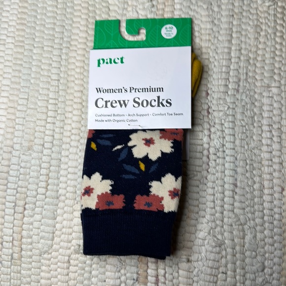 Pact Accessories - Pact Women’s Crew Socks Shoe Size 6-10 NWT